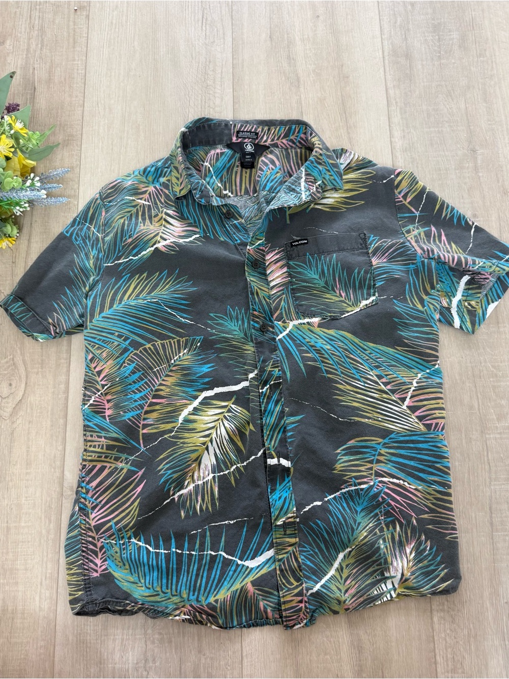 Volcom men’s size small button down palm shirt